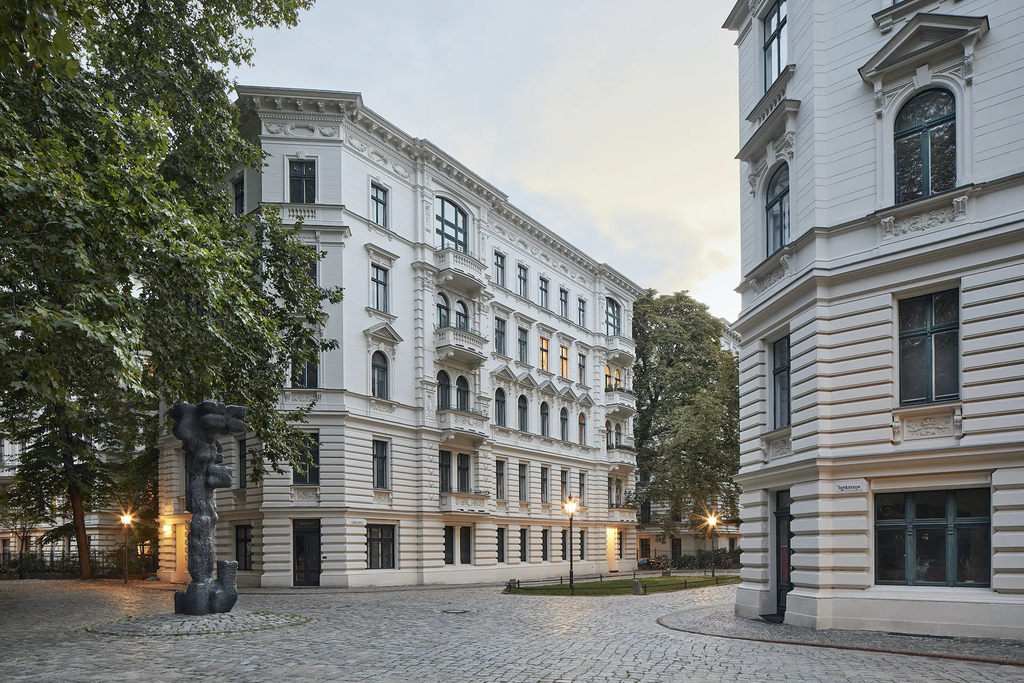 LIVING IN THE LEGENDARY TRENDY DISTRICT - REGENT 56