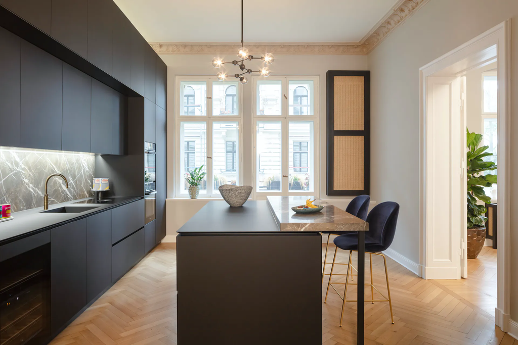 LIVING IN THE LEGENDARY TRENDY DISTRICT - REGENT 56