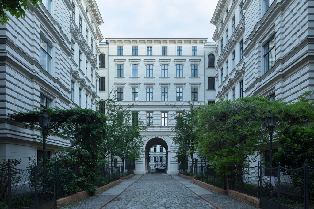 LIVING IN THE LEGENDARY TRENDY DISTRICT - REGENT 56