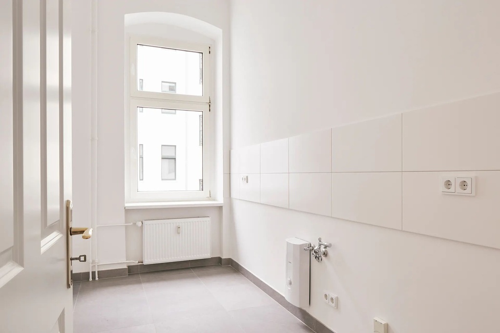 ATTRACTIVE ANTIQUE APARTMENTS WITH HIGH POTENTIAL IN MITTE