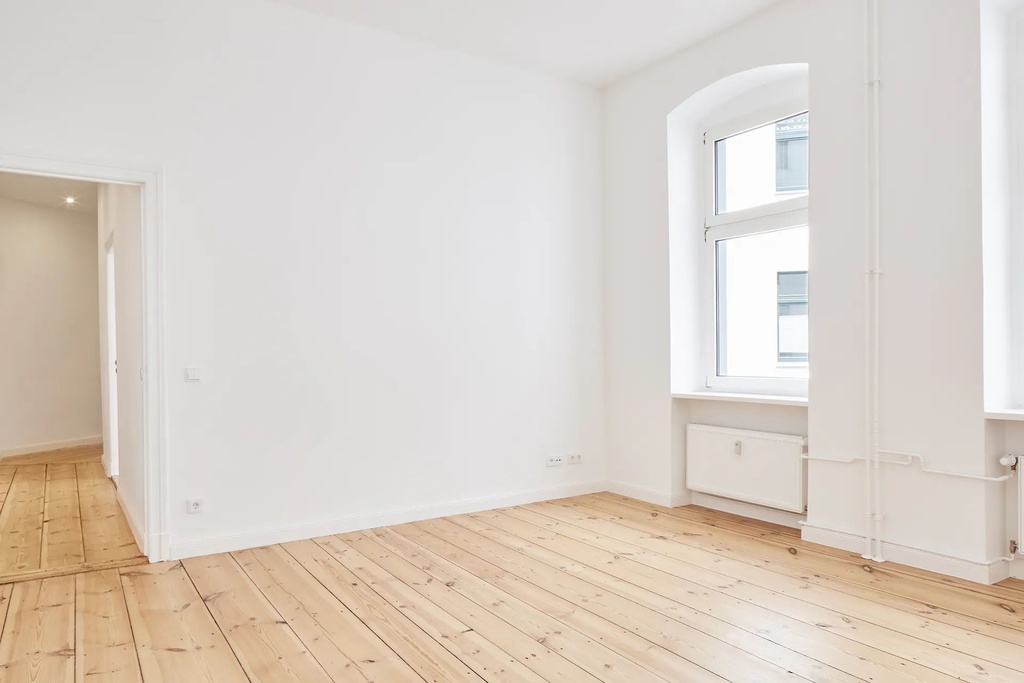ATTRACTIVE ANTIQUE APARTMENTS WITH HIGH POTENTIAL IN MITTE