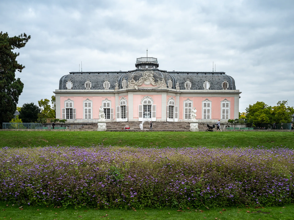 MODERN APARTMENTS MINUTES AWAY FROM SCHLOSS BENRATH