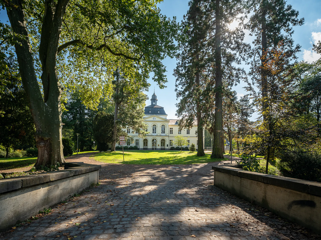 MODERN APARTMENTS MINUTES AWAY FROM SCHLOSS BENRATH
